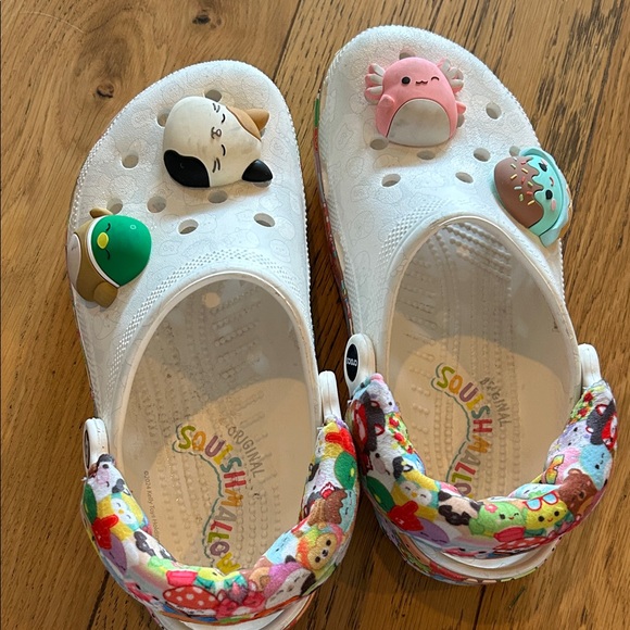 CROCS Men/Women Cream Clogs with Colorful Cartoon Accents - Picture 4 of 6